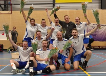 Album afbeelding 1: Foto: huldiging DVS-1 (witte shirts met bloemen)
